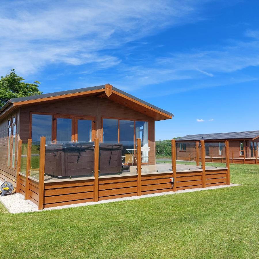 Luxury Family Beechwood Lodge With Hot Tub Lochwinnoch エクステリア 写真