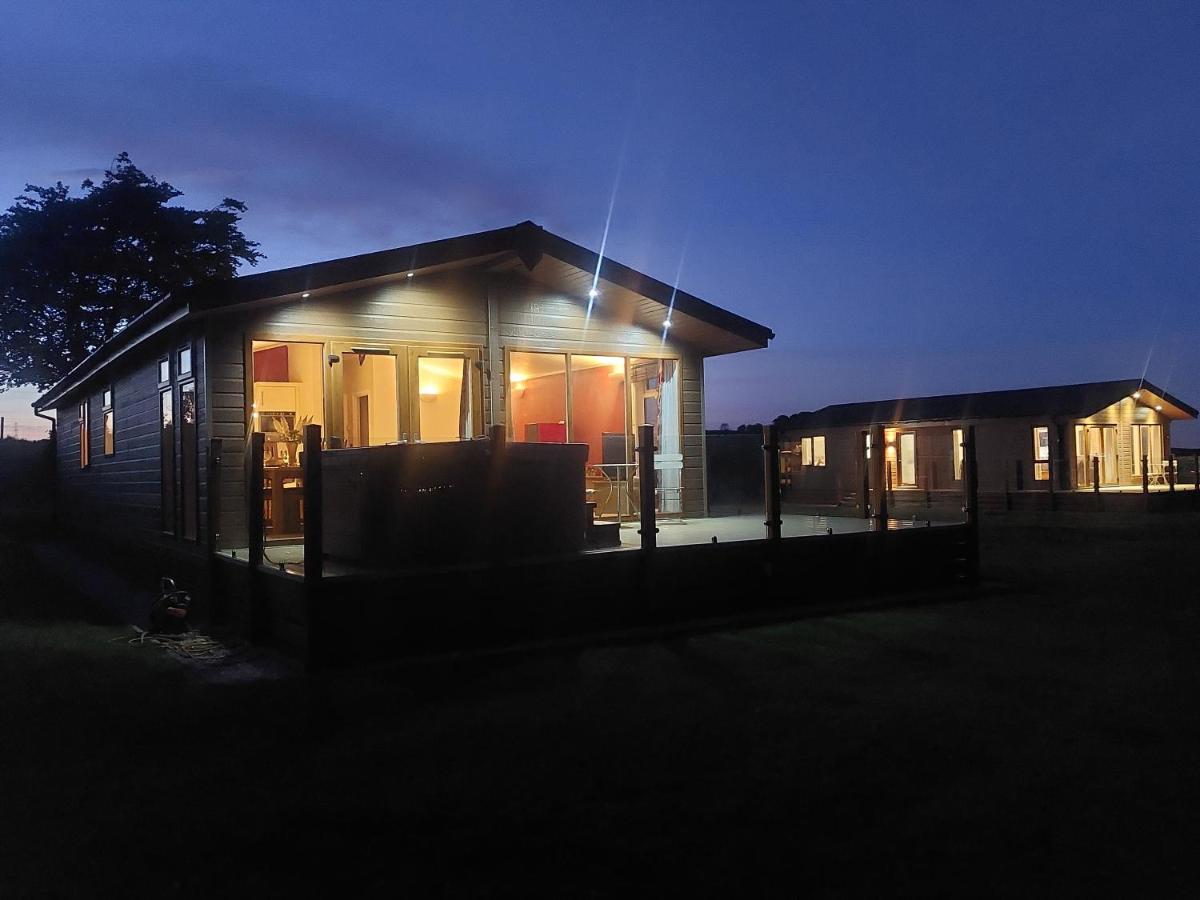 Luxury Family Beechwood Lodge With Hot Tub Lochwinnoch エクステリア 写真