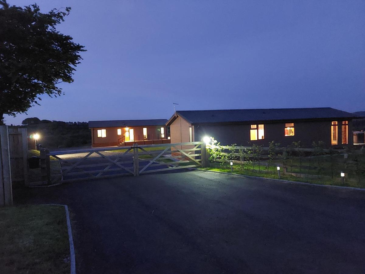 Luxury Family Beechwood Lodge With Hot Tub Lochwinnoch エクステリア 写真