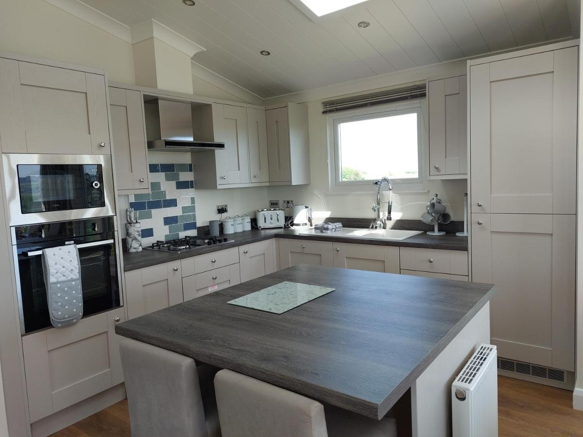 Luxury Family Beechwood Lodge With Hot Tub Lochwinnoch エクステリア 写真