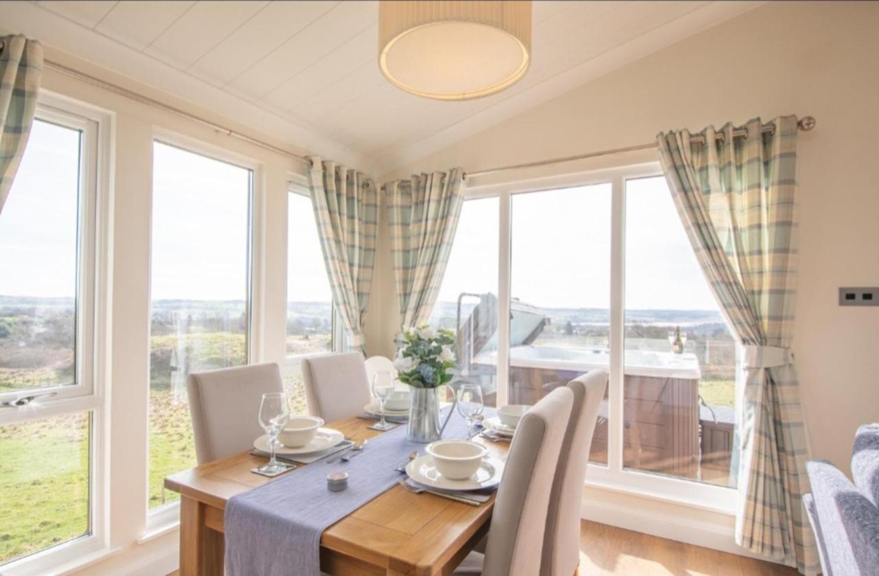 Luxury Family Beechwood Lodge With Hot Tub Lochwinnoch エクステリア 写真