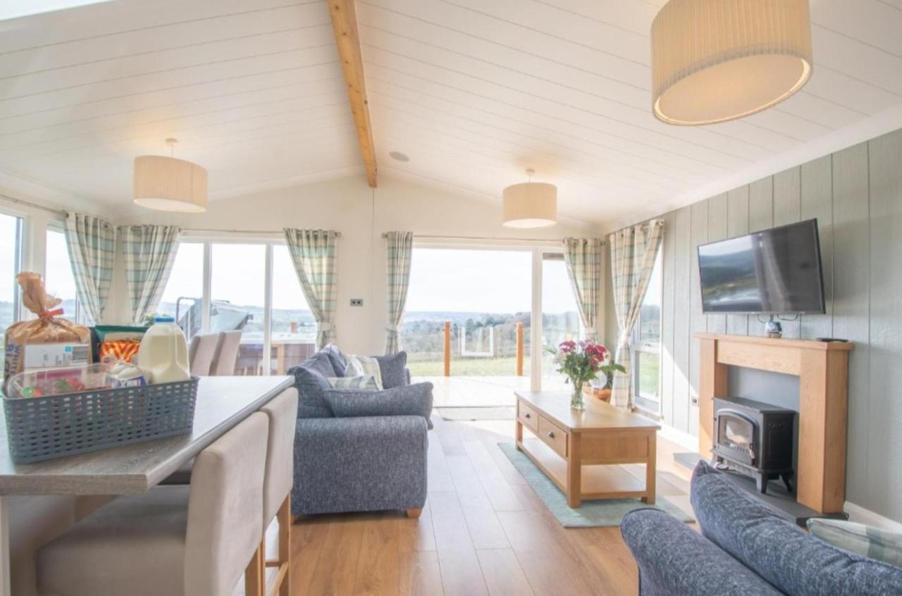 Luxury Family Beechwood Lodge With Hot Tub Lochwinnoch エクステリア 写真