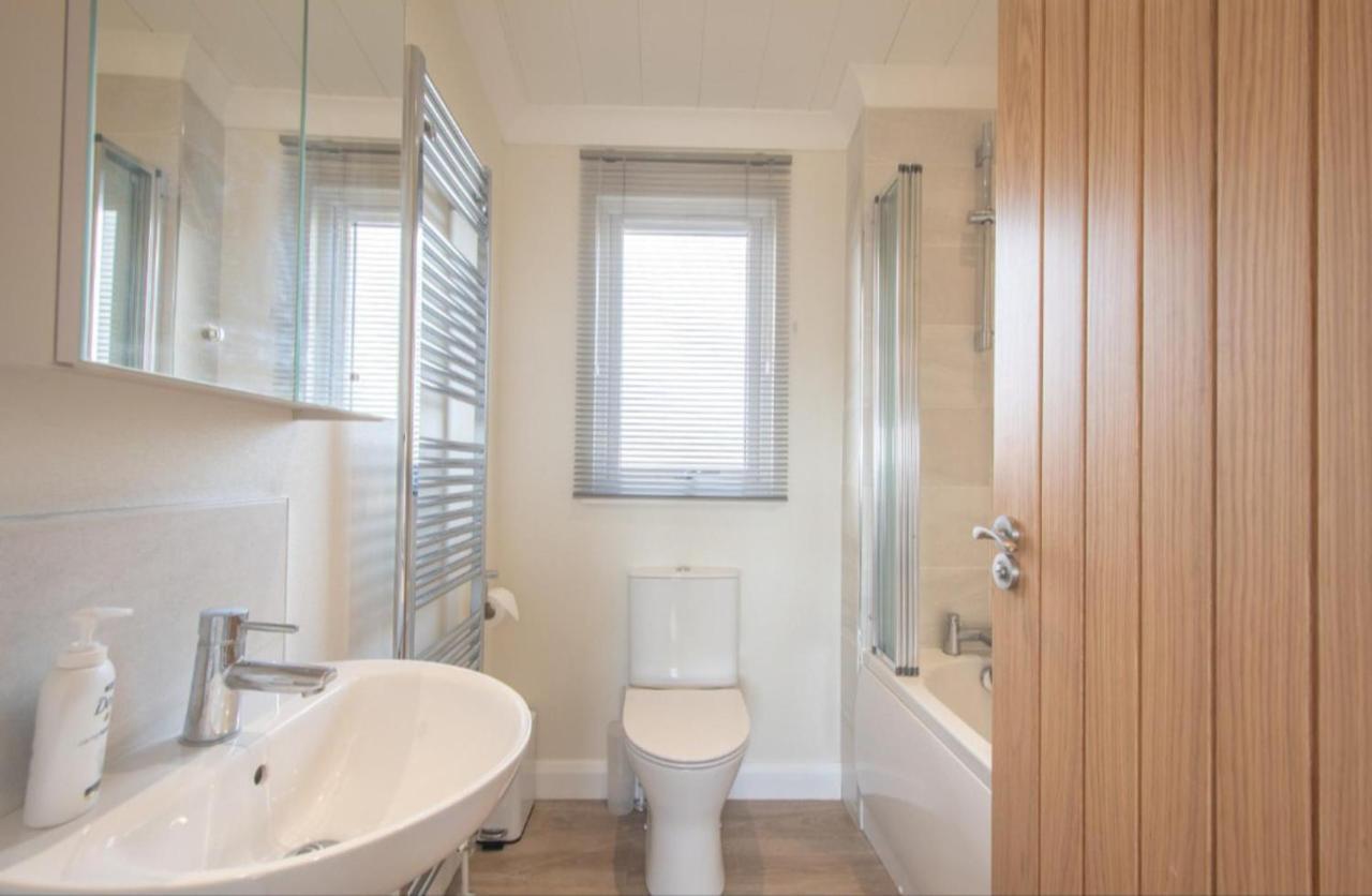 Luxury Family Beechwood Lodge With Hot Tub Lochwinnoch エクステリア 写真