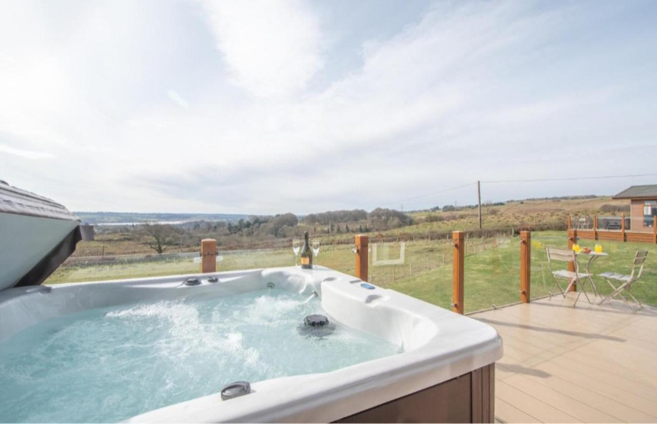 Luxury Family Beechwood Lodge With Hot Tub Lochwinnoch エクステリア 写真