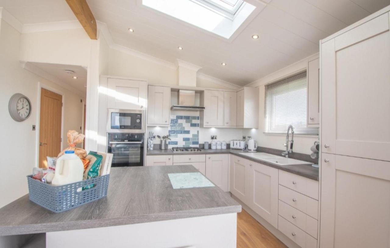 Luxury Family Beechwood Lodge With Hot Tub Lochwinnoch エクステリア 写真