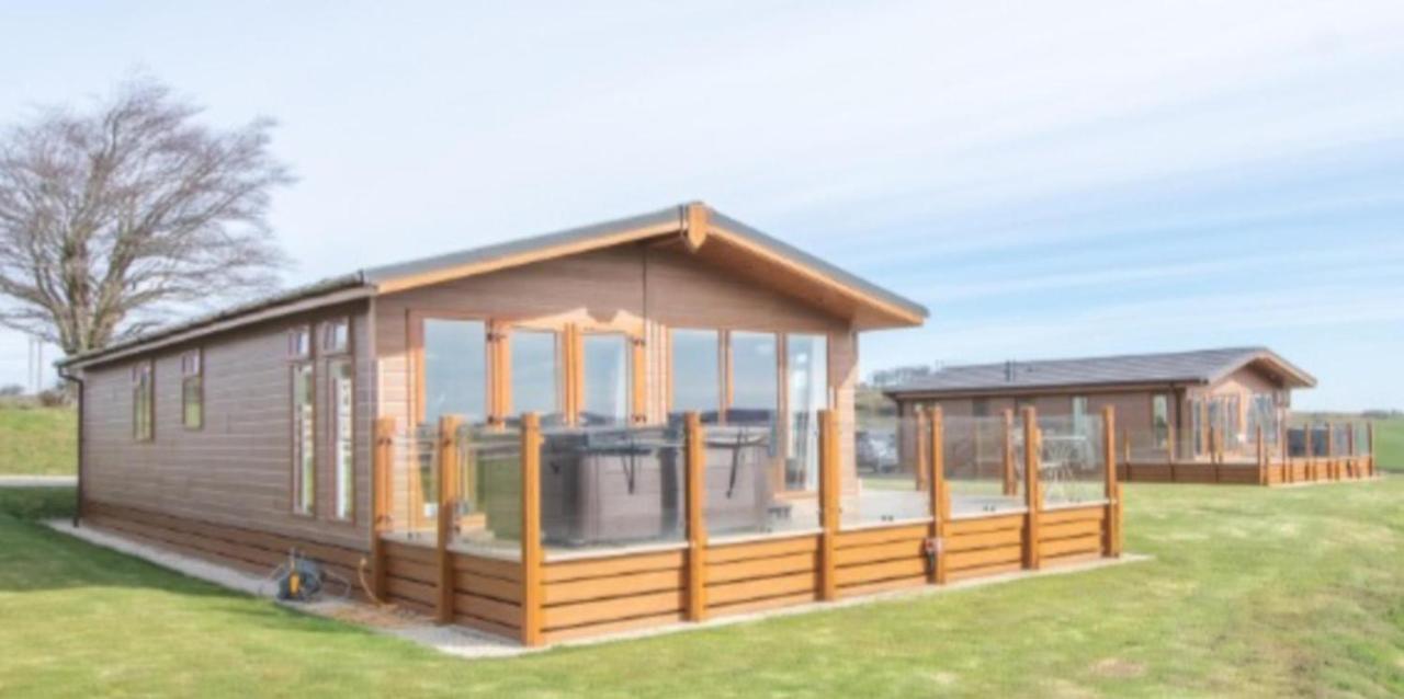 Luxury Family Beechwood Lodge With Hot Tub Lochwinnoch エクステリア 写真