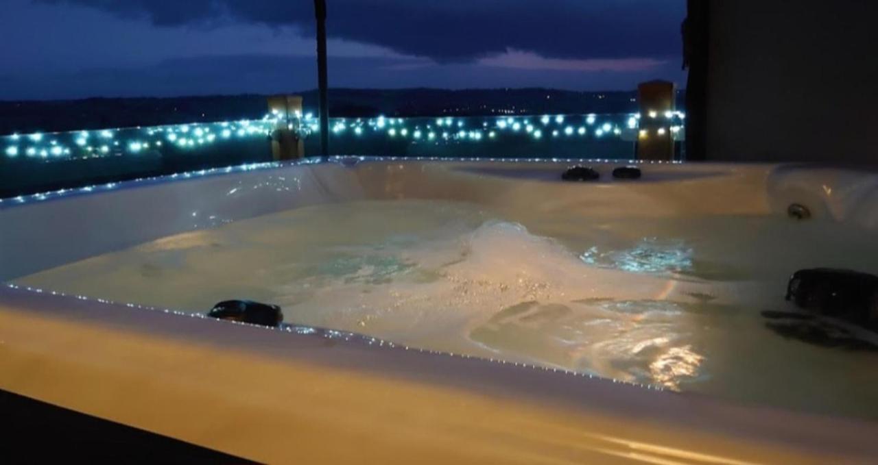Luxury Family Beechwood Lodge With Hot Tub Lochwinnoch エクステリア 写真