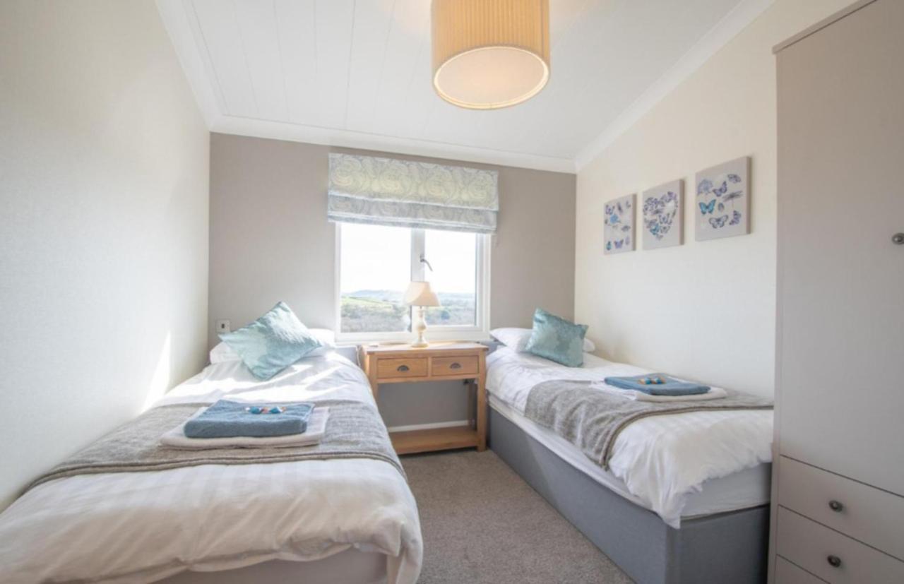 Luxury Family Beechwood Lodge With Hot Tub Lochwinnoch エクステリア 写真